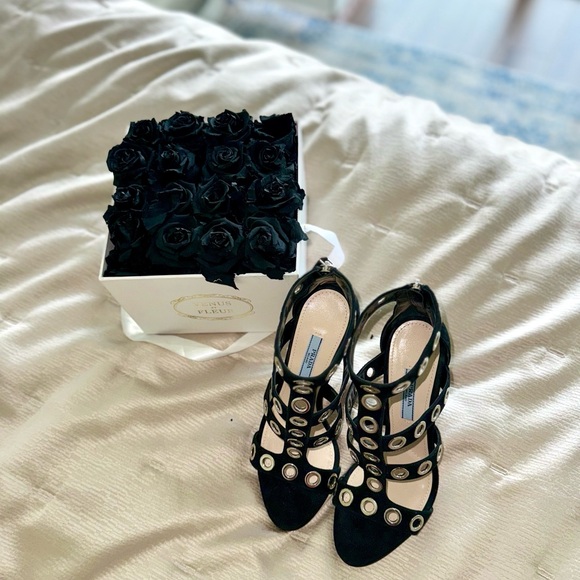 Authentic Prada Décolleté Heeled Sandals
Black suede and silver-coloured sails. - Picture 10 of 14